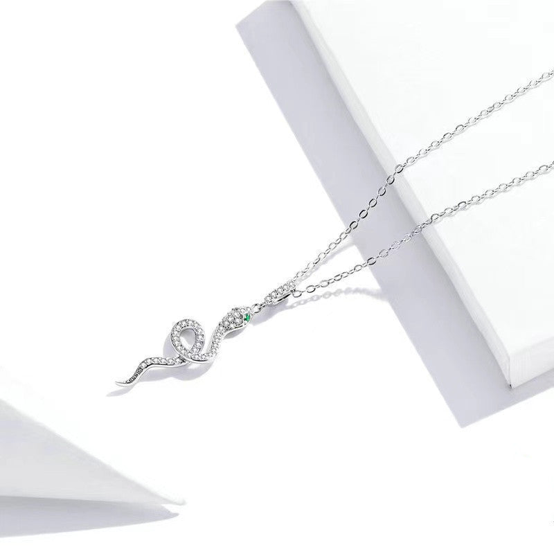 Damen Halskette mit verspieltem Schlangenanhänger und funkelnden Zirkonia Shop Nory