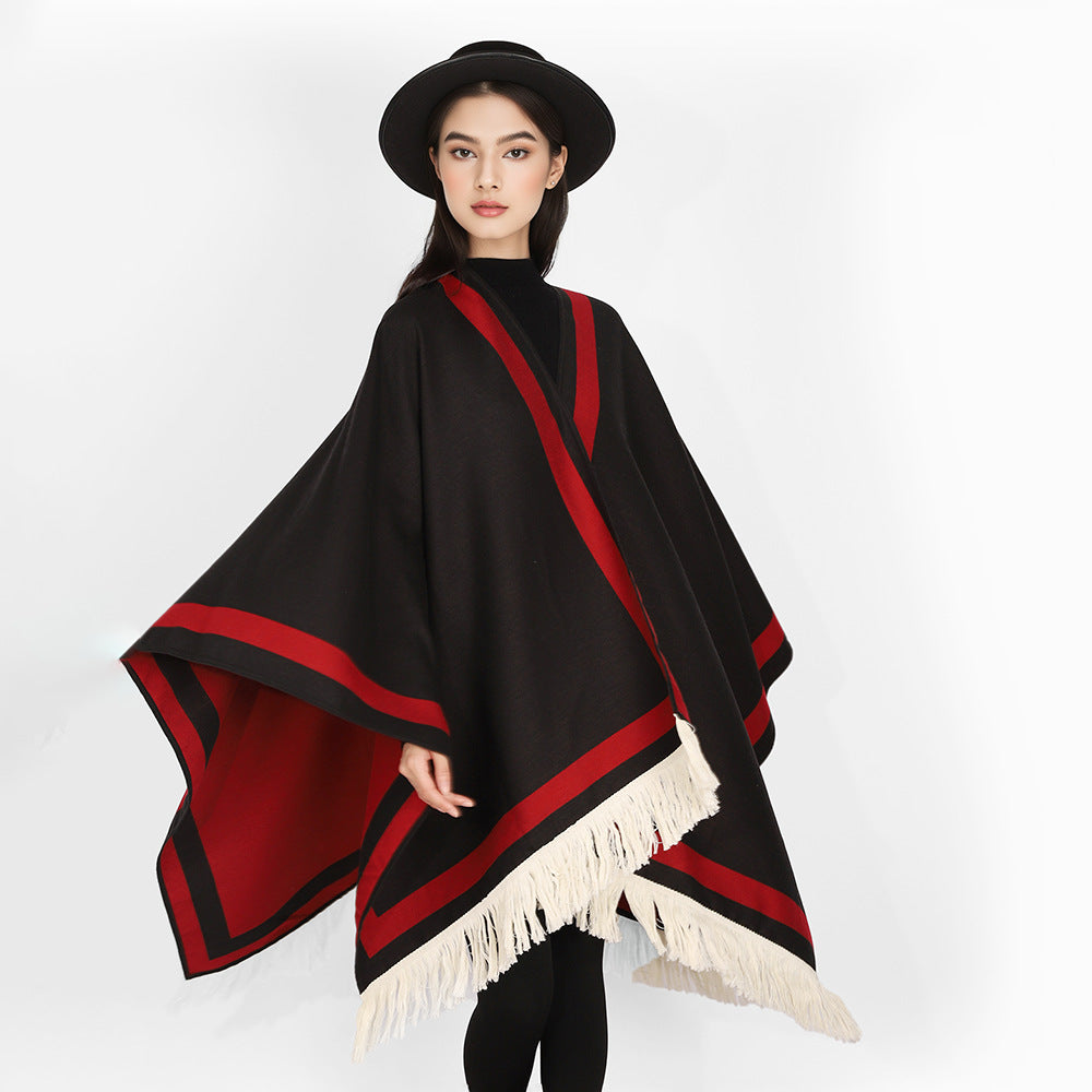Damen Rechteckiger Capeponcho mit grafischem Randstreifen, Fransen und kastiger Silhouette Shop Nory