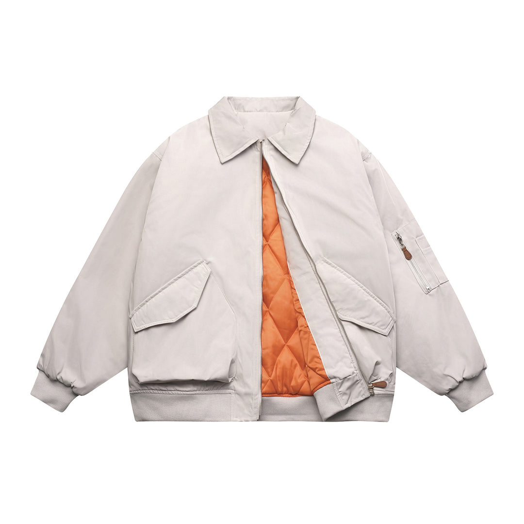Unisex Kurz geschnittene Boxy‑Bomberjacke mit gesteppter Kontrastfutter-Innenseite, Utility‑Pattentaschen und geripptem Saum Shop Nory