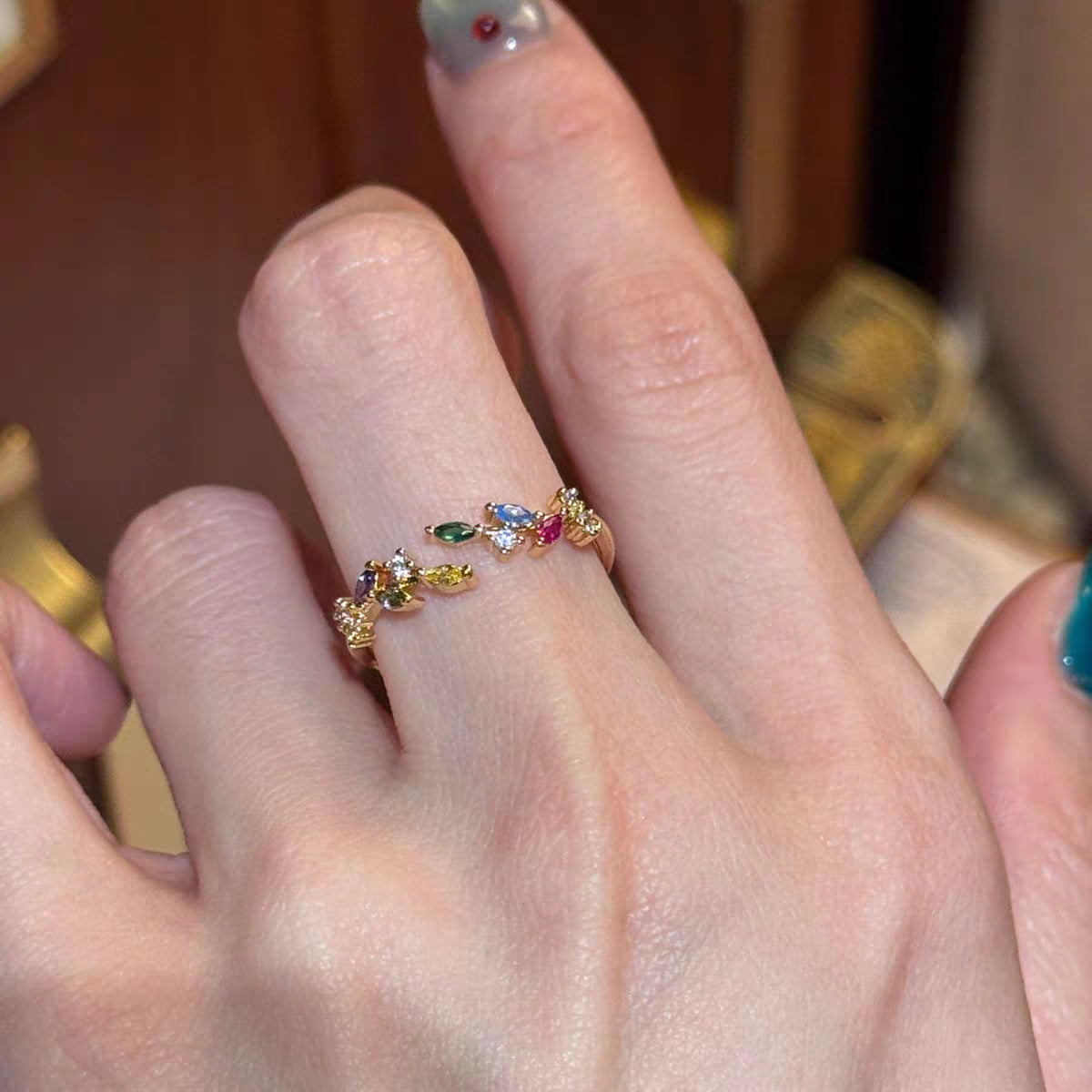 Damen zierlicher Ring mit bunten Zirkonia-Elementen und elegantem Design Shop Nory