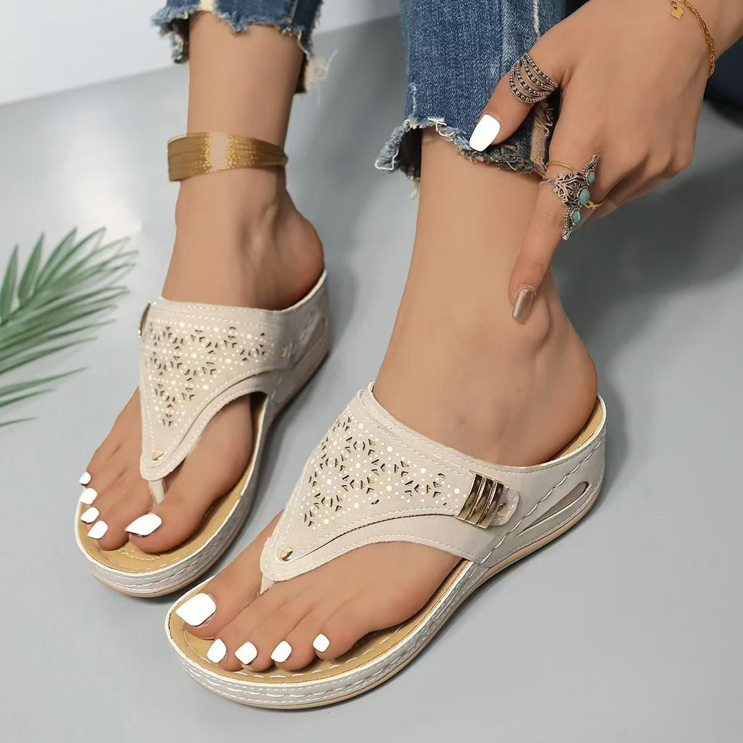 Damen Keil-Zehentrenner-Sandale mit perforiertem Obermaterial und gepolstertem Komfortfußbett Shop Nory