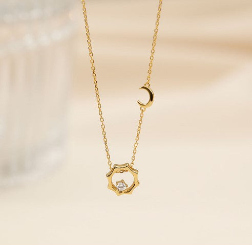 Damen Halskette mit filigraner Mond- und Blütenanhänger Shop Nory