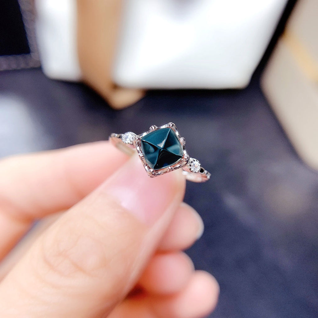 Damenring mit luxuriösem, quadratischem Edelstein und funkelnden Zirkonia-Steinen Shop Nory