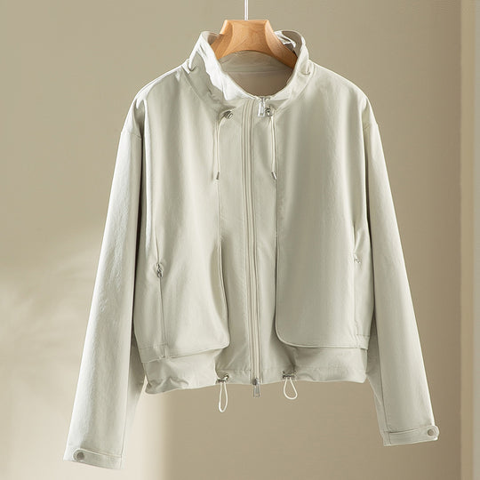 Damen Leichte Kurzjacke mit hohem Kragen, Tunnelzug und aufgesetzten Taschen Shop Nory
