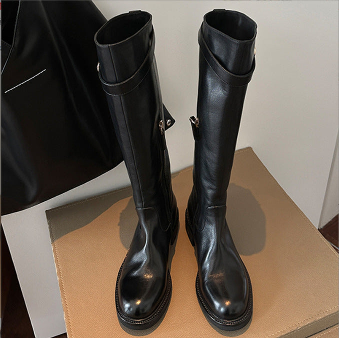 Damen kniehohe Lederstiefel mit flacher Profilsohle und Ziergurt Shop Nory