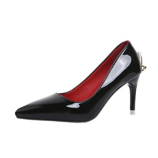 Damen extravagante Lack-Pumps mit dolchförmigem Metallabsatz Shop Nory