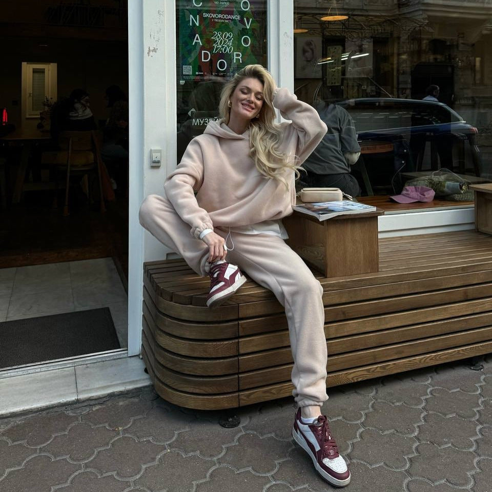 Damen kuscheliges Sweat-Set mit extralangem Kapuzenpullover, verdeckter Kängurutasche und schmal zulaufender Bündchenhose Shop Nory