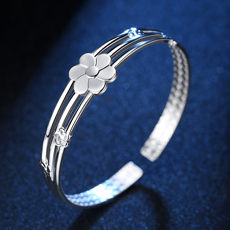 Damenarmreif mit floralem Design und eleganter silberner Oberfläche Shop Nory