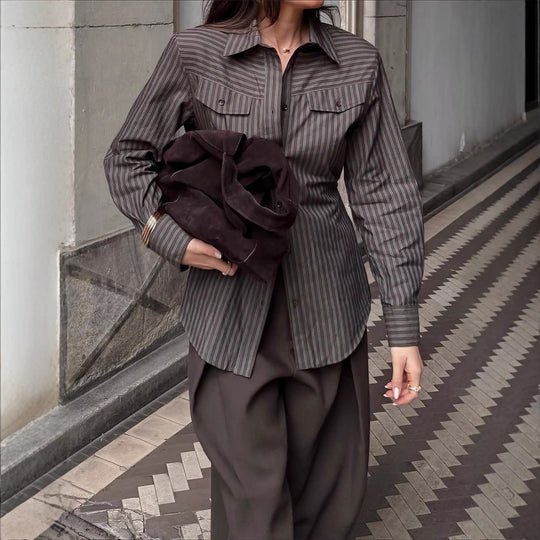Damen Taillierte gestreifte Hemdbluse mit Brusttaschen und verlängertem Saum Shop Nory