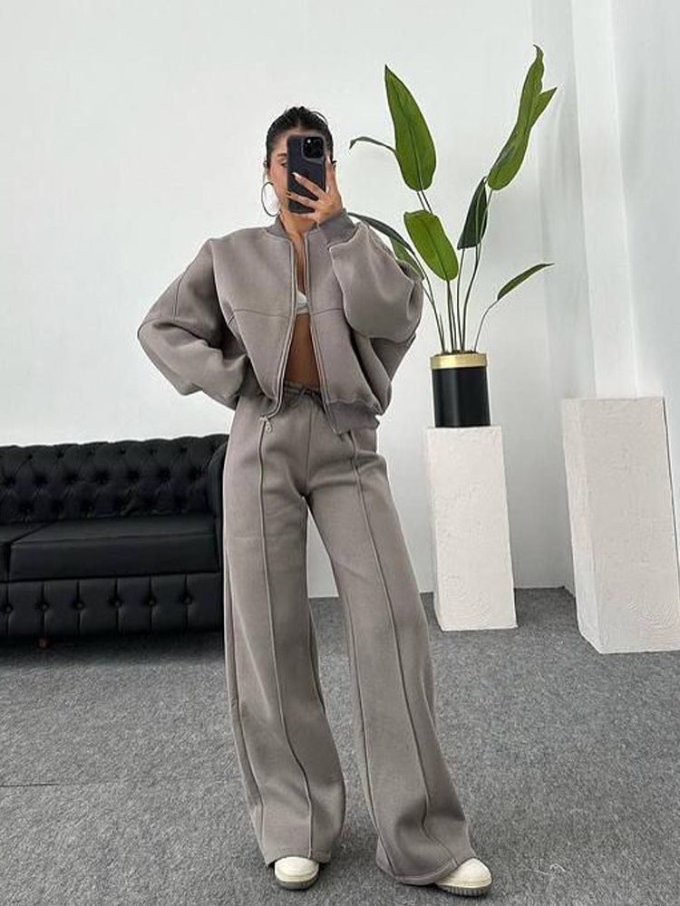 Damen sportive Oversize-Fleecejacke mit diagonaler Reißverschluss-Optik und weit geschnittener High-Waist-Jogginghose Shop Nory
