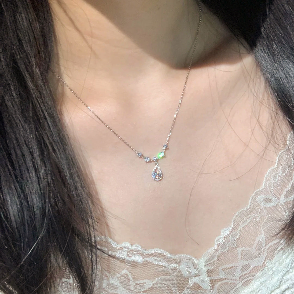 Damen Halskette mit funkelndem Tropfenanhänger und kunstvollen Zirkonia-Details Shop Nory