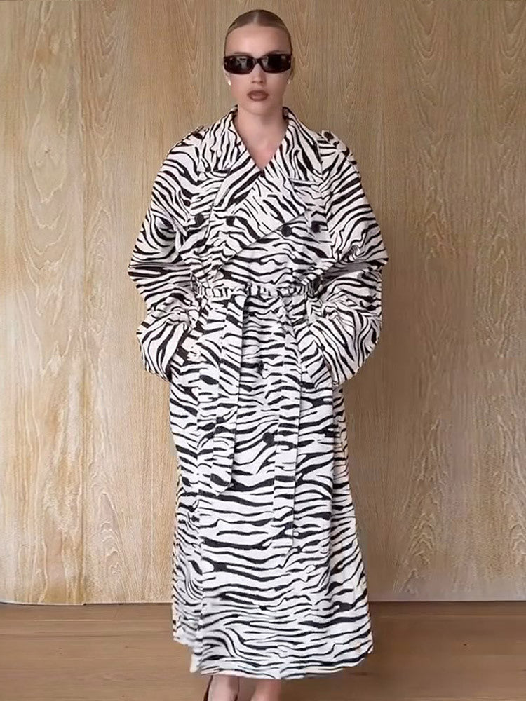 Damen Maxilanger Trenchcoat im Animal-Print mit voluminösem Schalkragen, bindegürtel und kastiger Silhouette Shop Nory