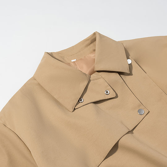 Damen Taillierter Kurzparka mit asymmetrischer Überschlagblende und Utility-Pattentaschen Shop Nory