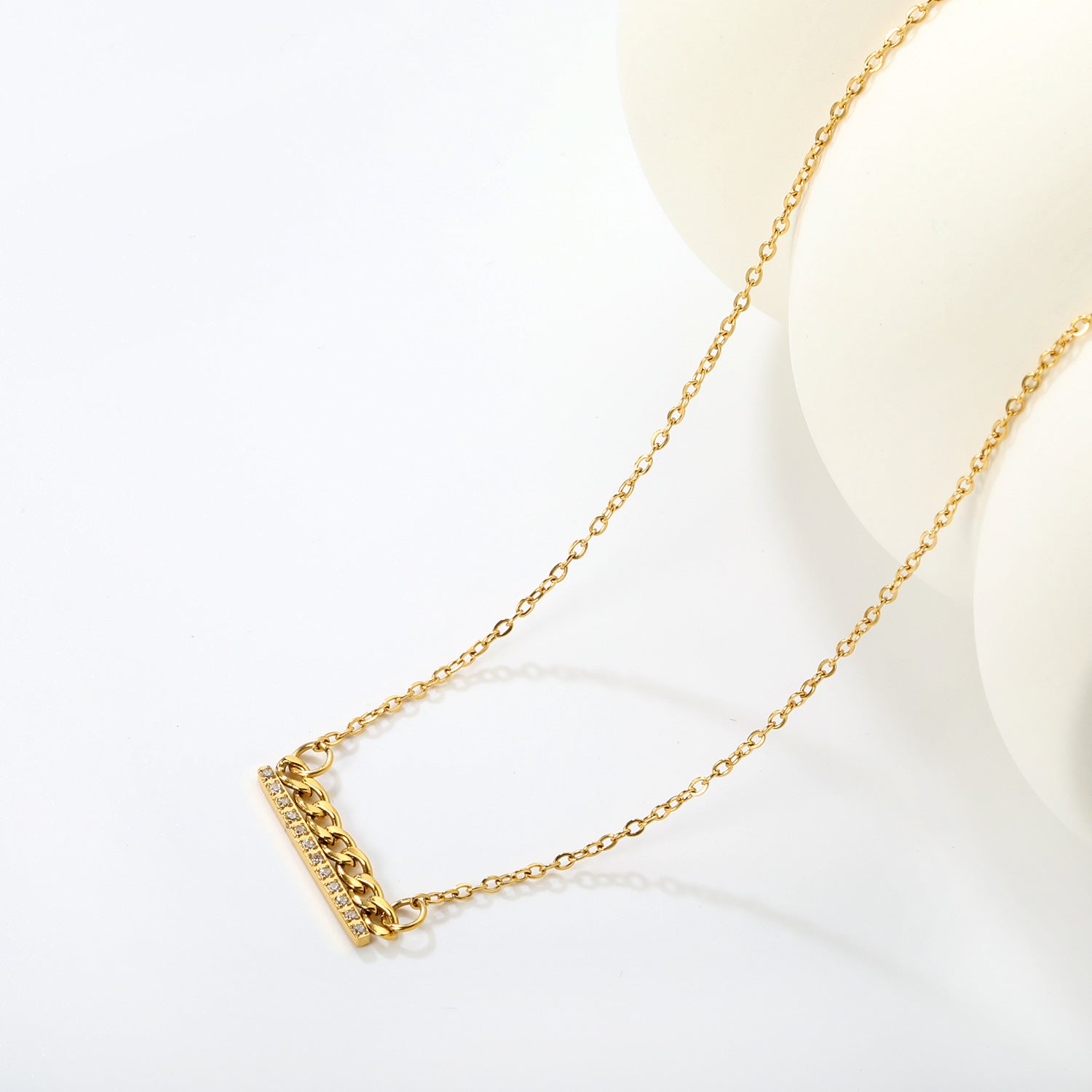 Damen Halskette mit glitzerndem Zirkonia-Anhänger und klassischem Kettendesign Shop Nory