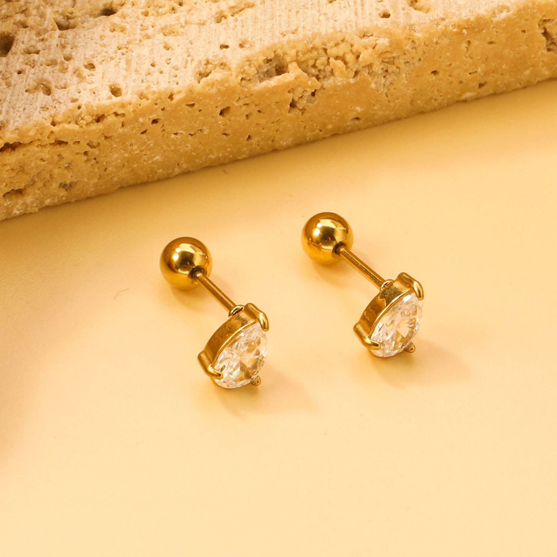 Damen Ohrstecker mit tropfenförmigen Zirkonia und hochwertiger Edelstahlfassung Shop Nory