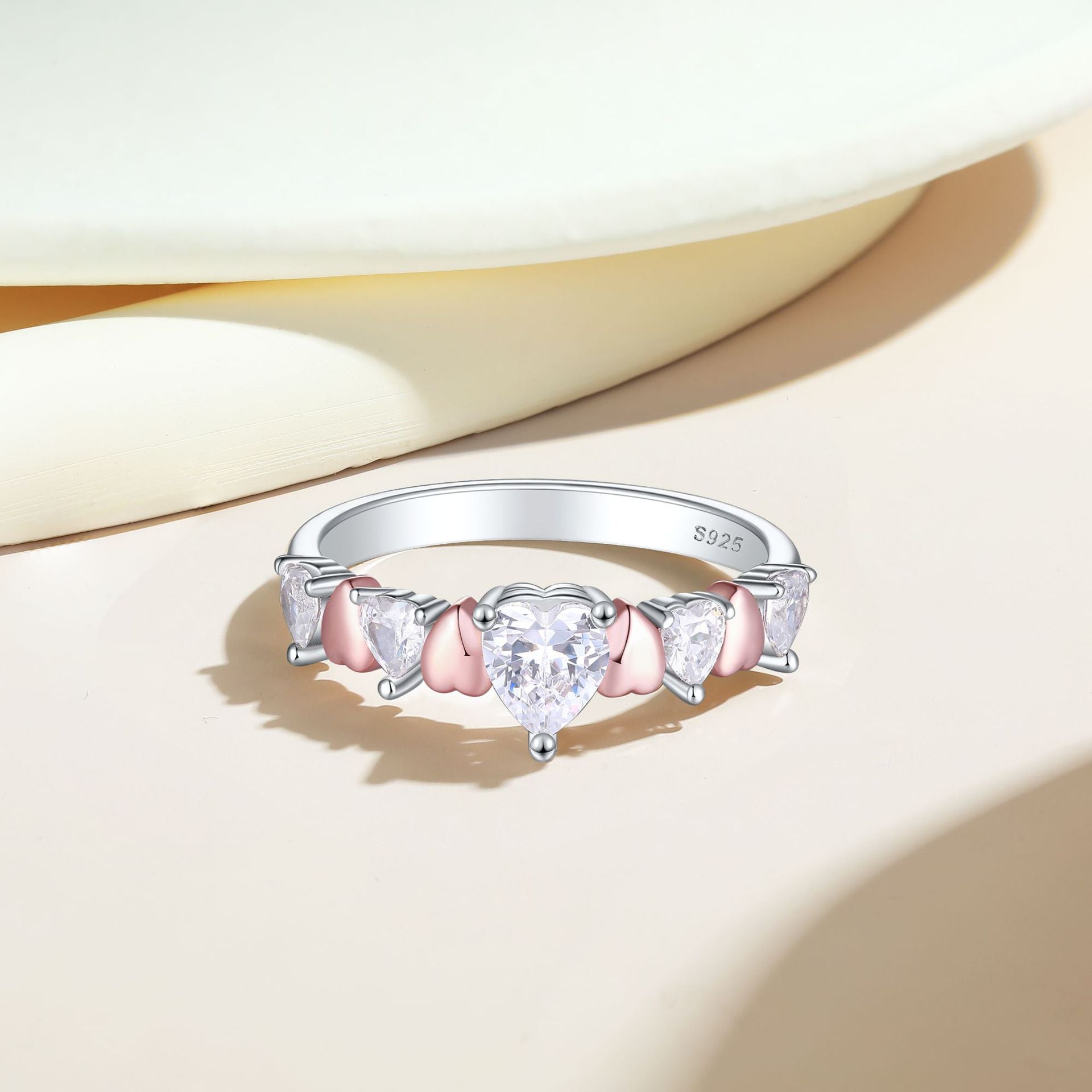 Damen Ring mit herzförmigem Design und funkelnden Zirkonia Shop Nory