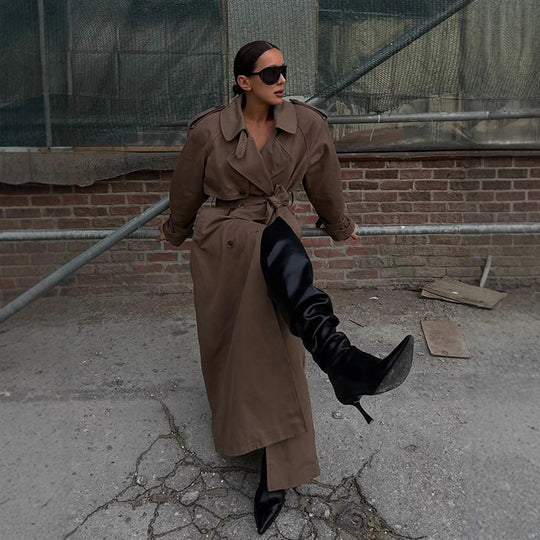 Damen Maxilanger Trenchcoat mit betonter Schulterpartie, doppelter Knopfleiste und Bindegürtel Shop Nory