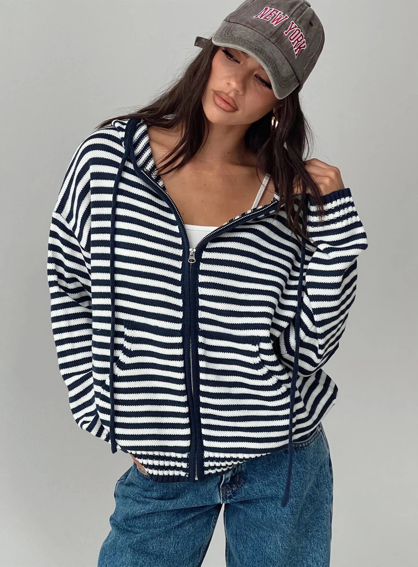 Damen Cardigan im gestreiften Design mit hochwertigem Reißverschluss und lässigem Schnitt Shopnory
