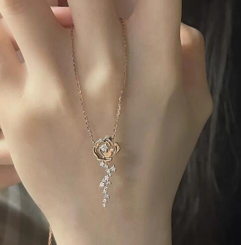Damen Halskette mit kunstvollem Rosenanhänger und funkelnden Zirkonsteinen Shop Nory