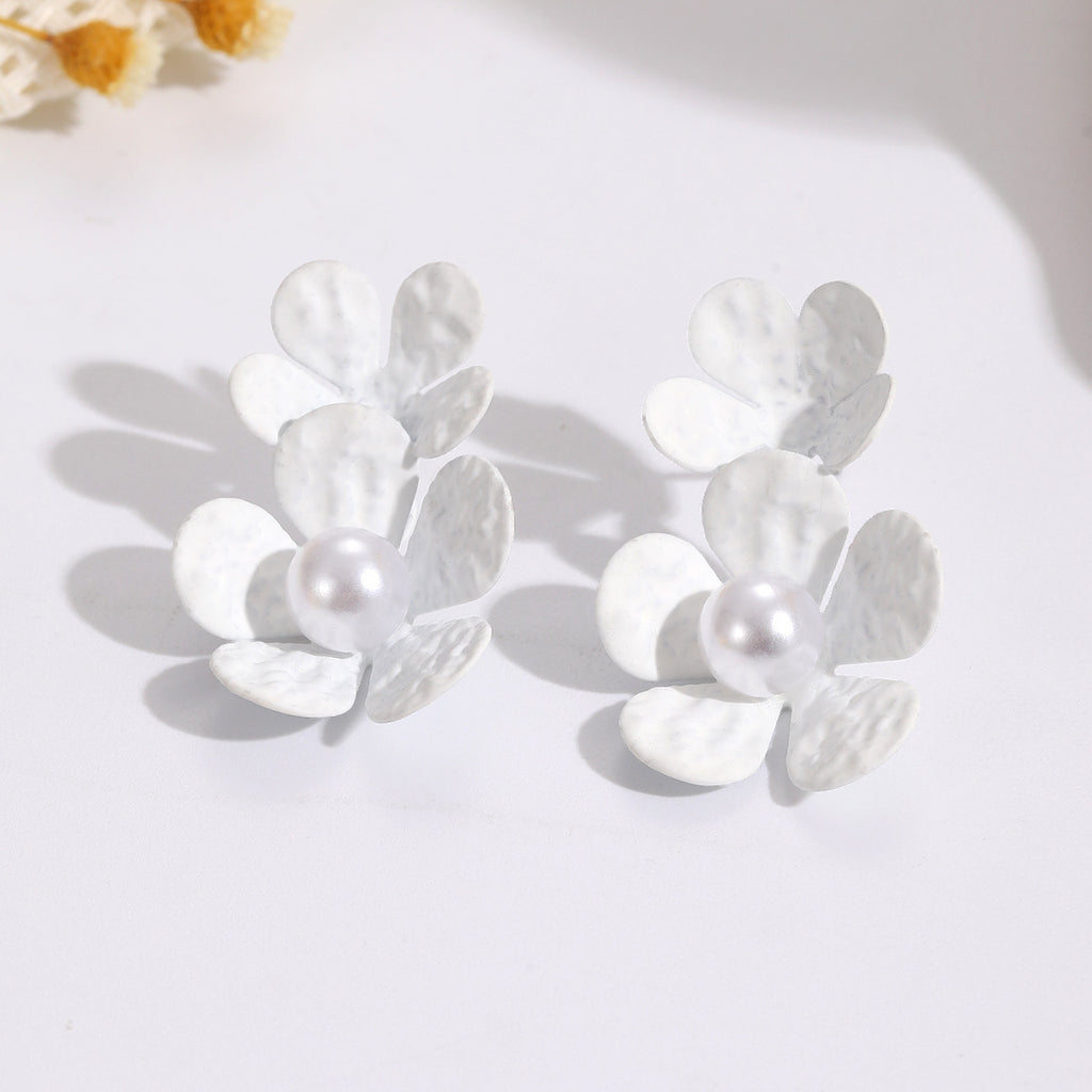 Damen Ohrstecker mit kunstvollem Blütenmotiv und eleganten Perlenakzenten Shop Nory