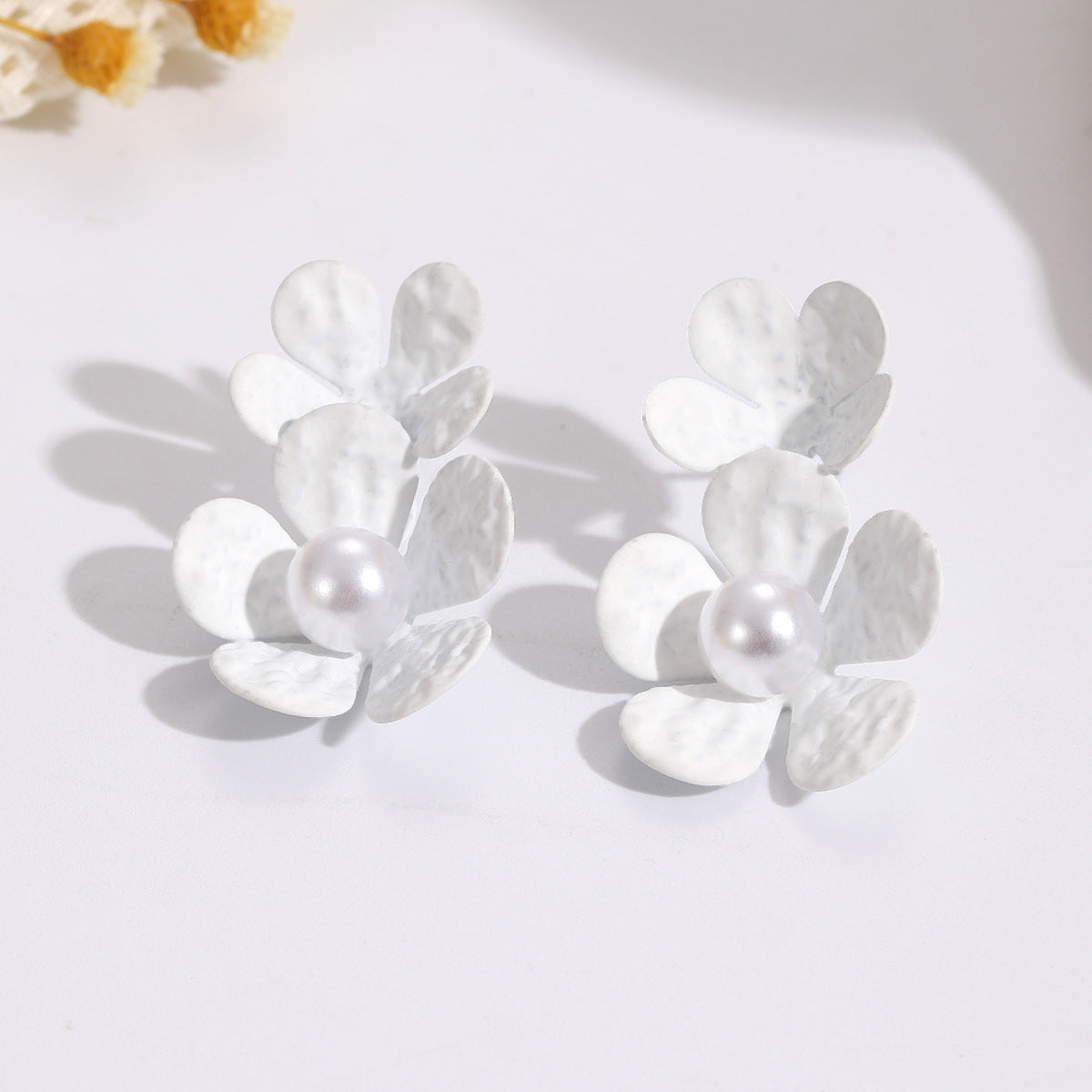 Damen Ohrstecker mit kunstvollem Blütenmotiv und eleganten Perlenakzenten Shop Nory