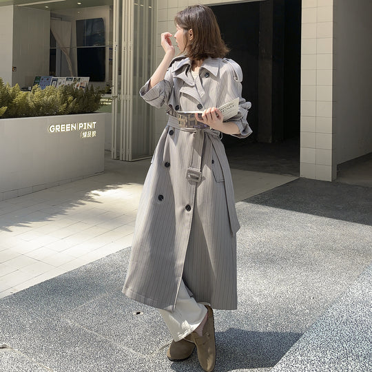 Damen Eleganter Maxilanger Nadelstreifen-Trench mit Schulterpatten und gerafften Ärmeln Shop Nory