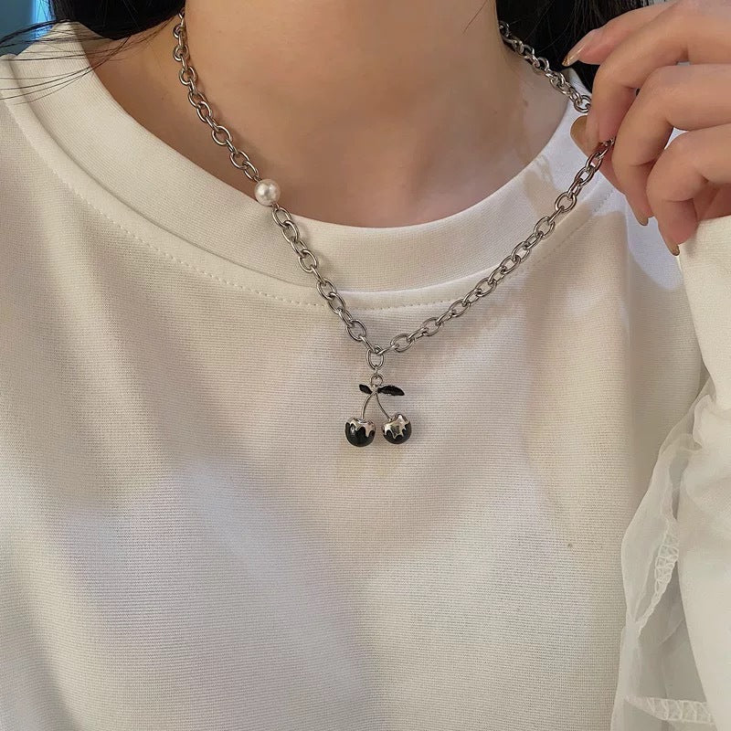 Damen Halskette mit verspieltem Kirschanhänger und zarten Perlendetails Shop Nory