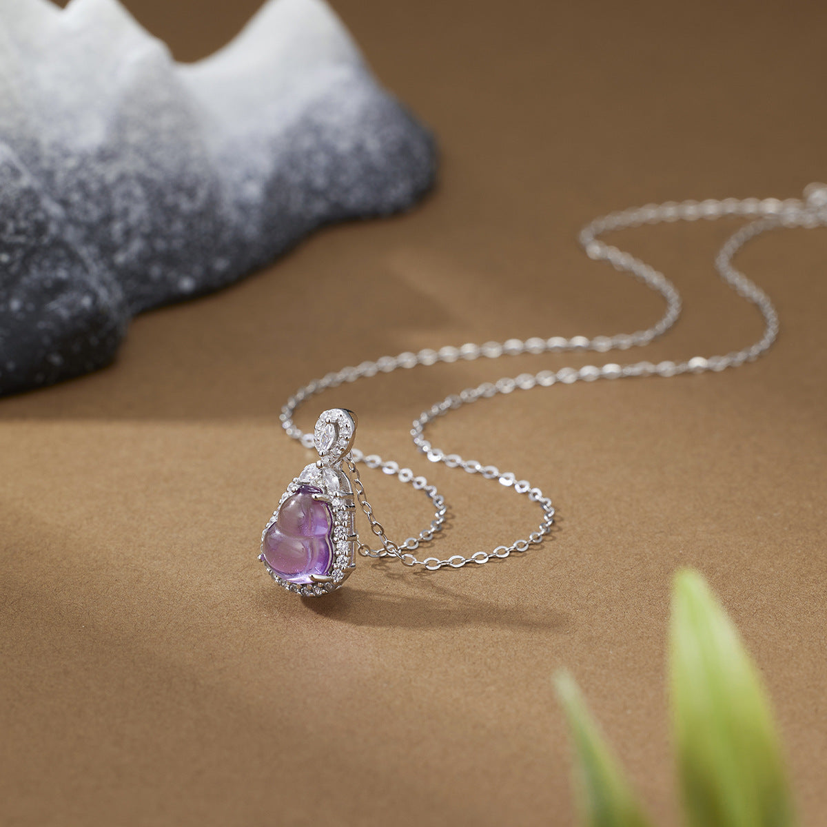Damen Halskette mit kunstvollem Amethyst-Anhänger und Zirkonia-Rahmen Shop Nory
