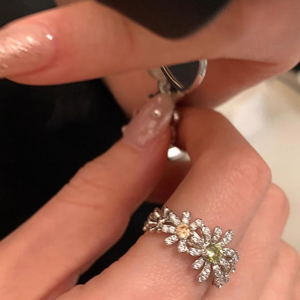 Damenring mit floralen Elementen und funkelndem Zirkonia Shop Nory