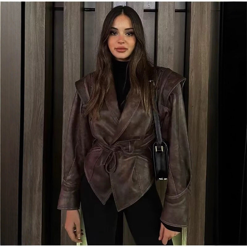 Damen kurzgeschnittene Kunstlederjacke mit Schalkragen, Schnürdetails an Schultern und Taillengürtel Shop Nory