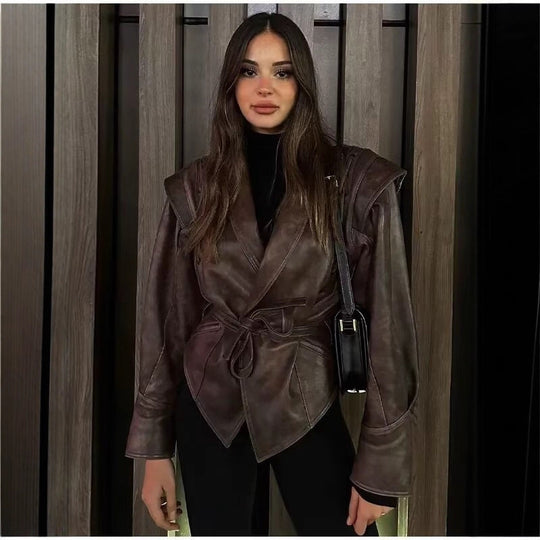 Damen kurzgeschnittene Kunstlederjacke mit Schalkragen, Schnürdetails an Schultern und Taillengürtel Shop Nory