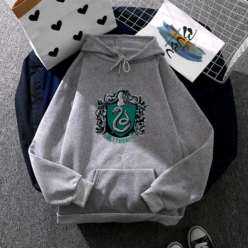 Damen nan gemütlicher Kapuzenpullover im Oversize-Cut mit heraldischem Schlangenwappen und weichem Fleece-Innenfutter Shop Nory
