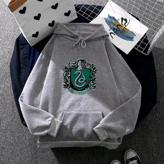 Damen nan gemütlicher Kapuzenpullover im Oversize-Cut mit heraldischem Schlangenwappen und weichem Fleece-Innenfutter Shop Nory