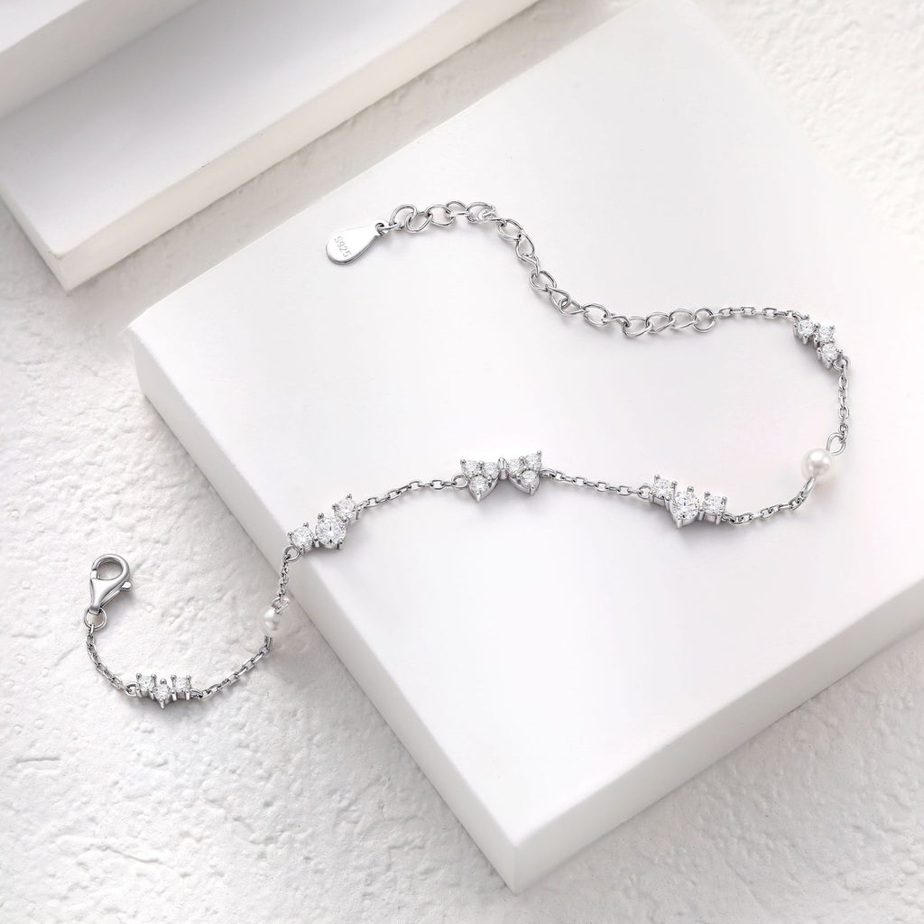 Damenarmband mit funkelndem Zirkonia-Besatz und eleganten Perlen-Details Shop Nory