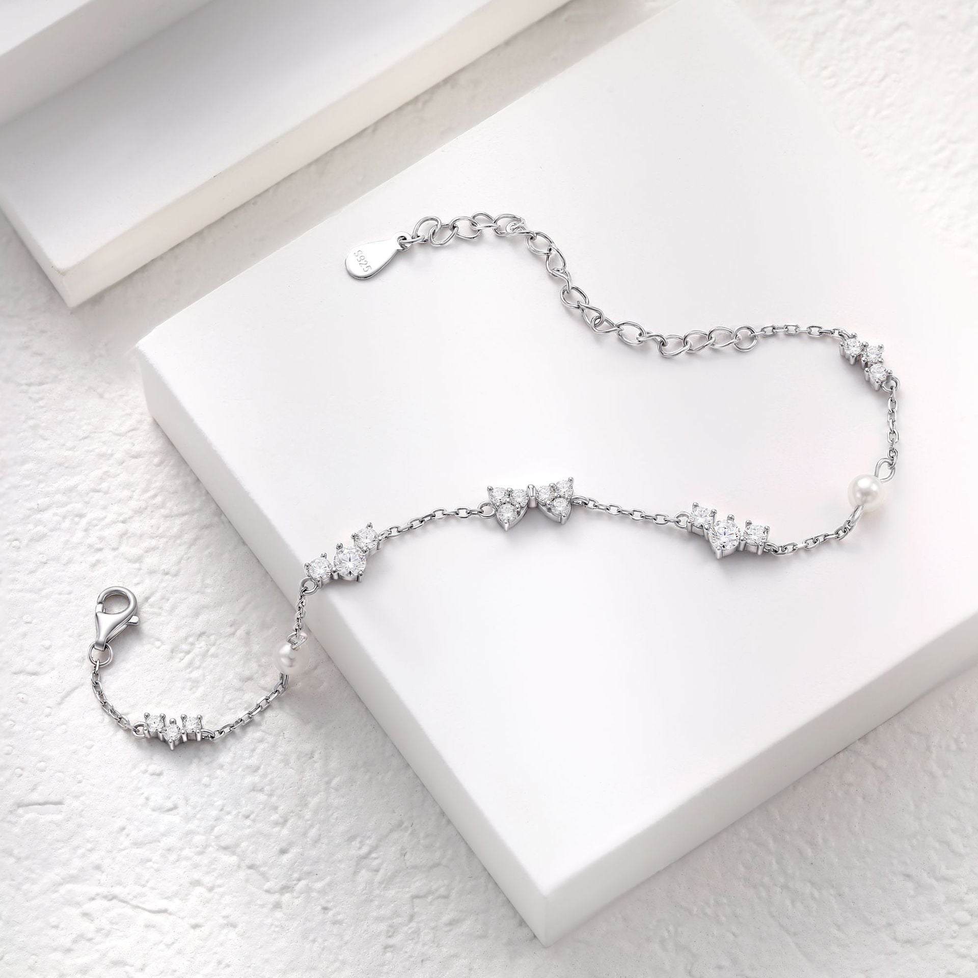 Damenarmband mit funkelndem Zirkonia-Besatz und eleganten Perlen-Details Shop Nory