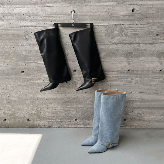Damen Kniehohe Stiefel mit skulptierter Spitzkappe, geradem Schaft und Zierschnalle Shop Nory
