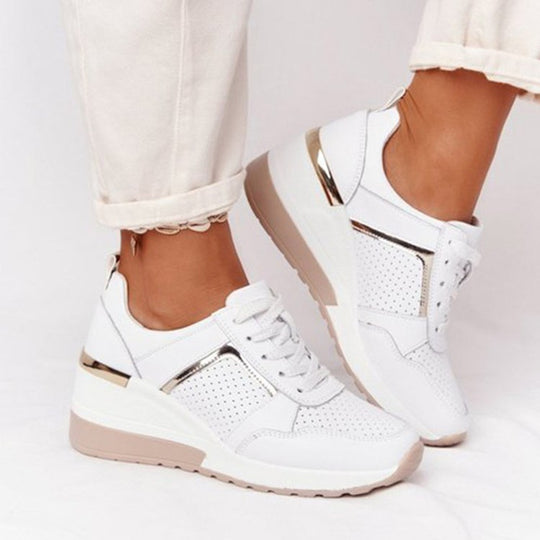 Damen Keilabsatz-Sneaker mit perforiertem Obermaterial und metallischem Akzent Shop Nory
