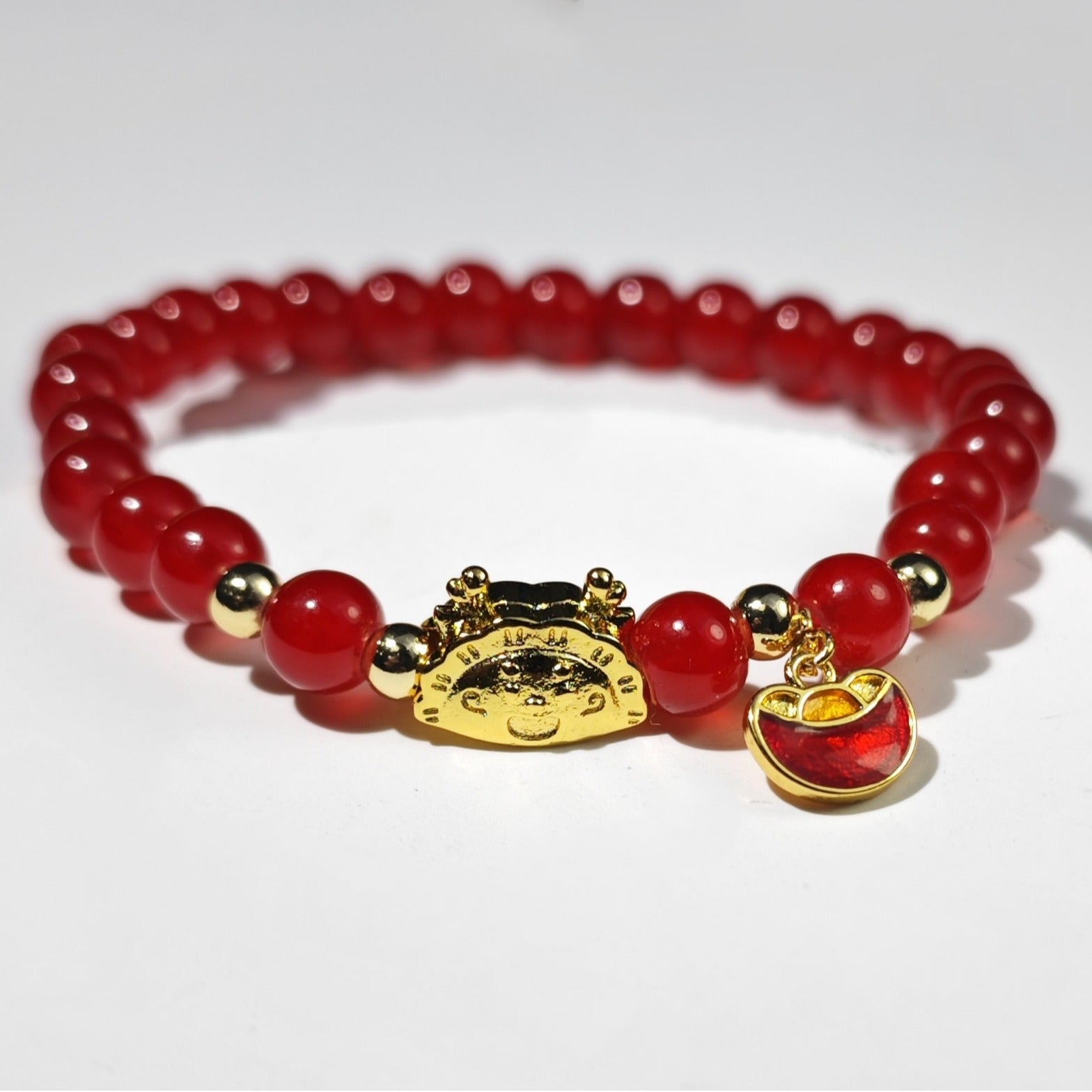 Damen Armband mit leuchtenden Perlen und charmantem Anhänger Shop Nory
