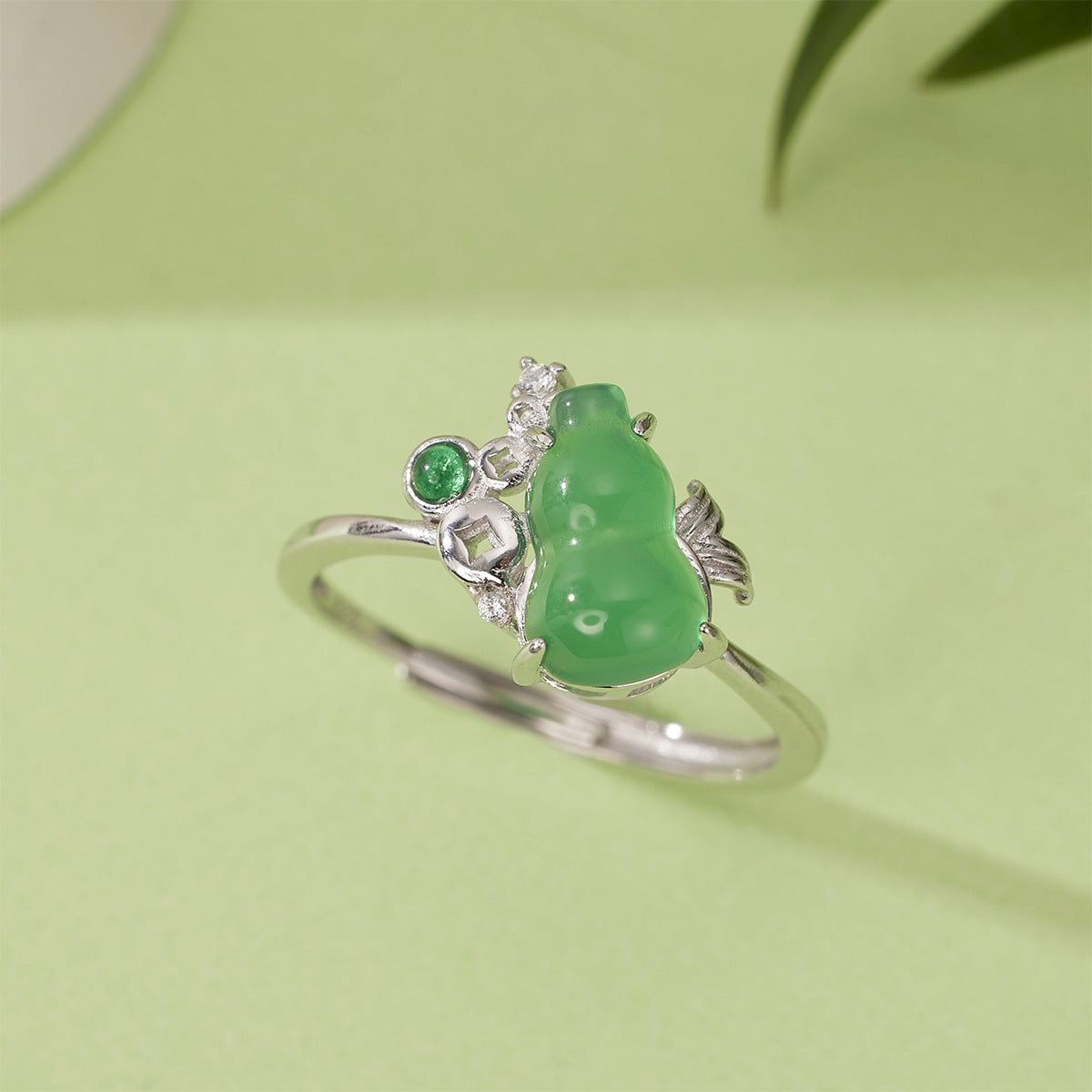 Damen Ring mit kreativem Design aus grünem Halbedelstein und Zirkonia Shop Nory