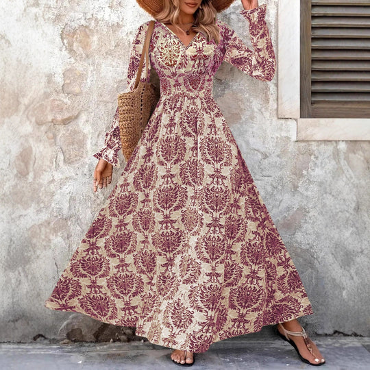 Damen Feminin fließendes Maxikleid mit V-Ausschnitt, geraffter Smock-Taillenpartie und ornamentaler Allover-Print Shop Nory