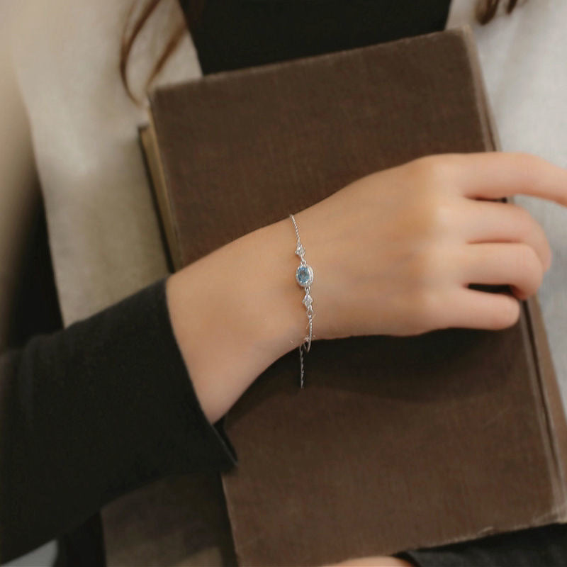 Zierliches Armband mit Ovaler mittelfassung und Zirkonia-Details