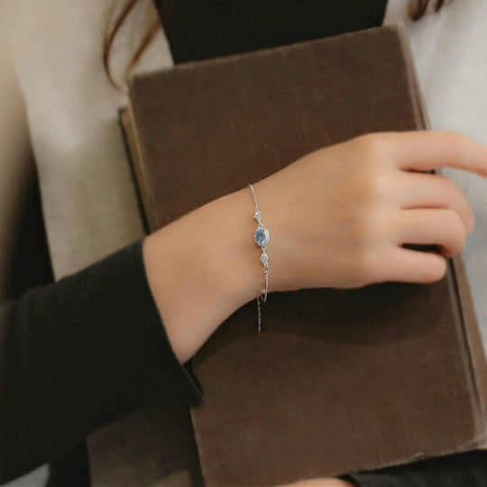 Zierliches Armband mit Ovaler mittelfassung und Zirkonia-Details