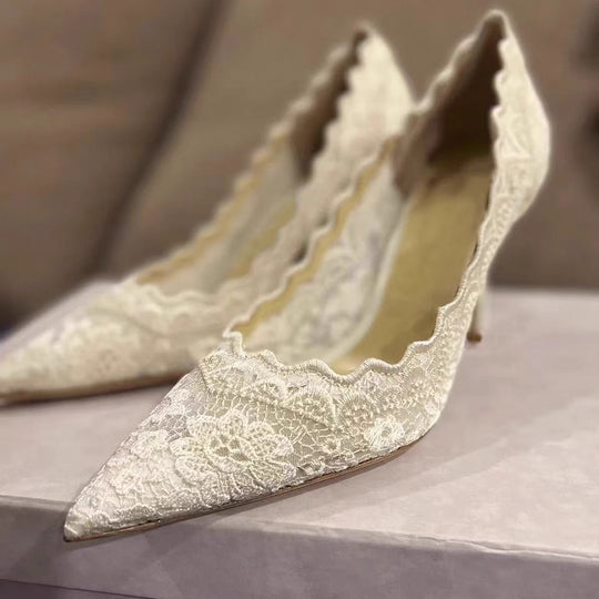 Damen Elegante Spitzen‑Pumps mit gewelltem Rand und schlankem Stiletto‑Absatz Shop Nory