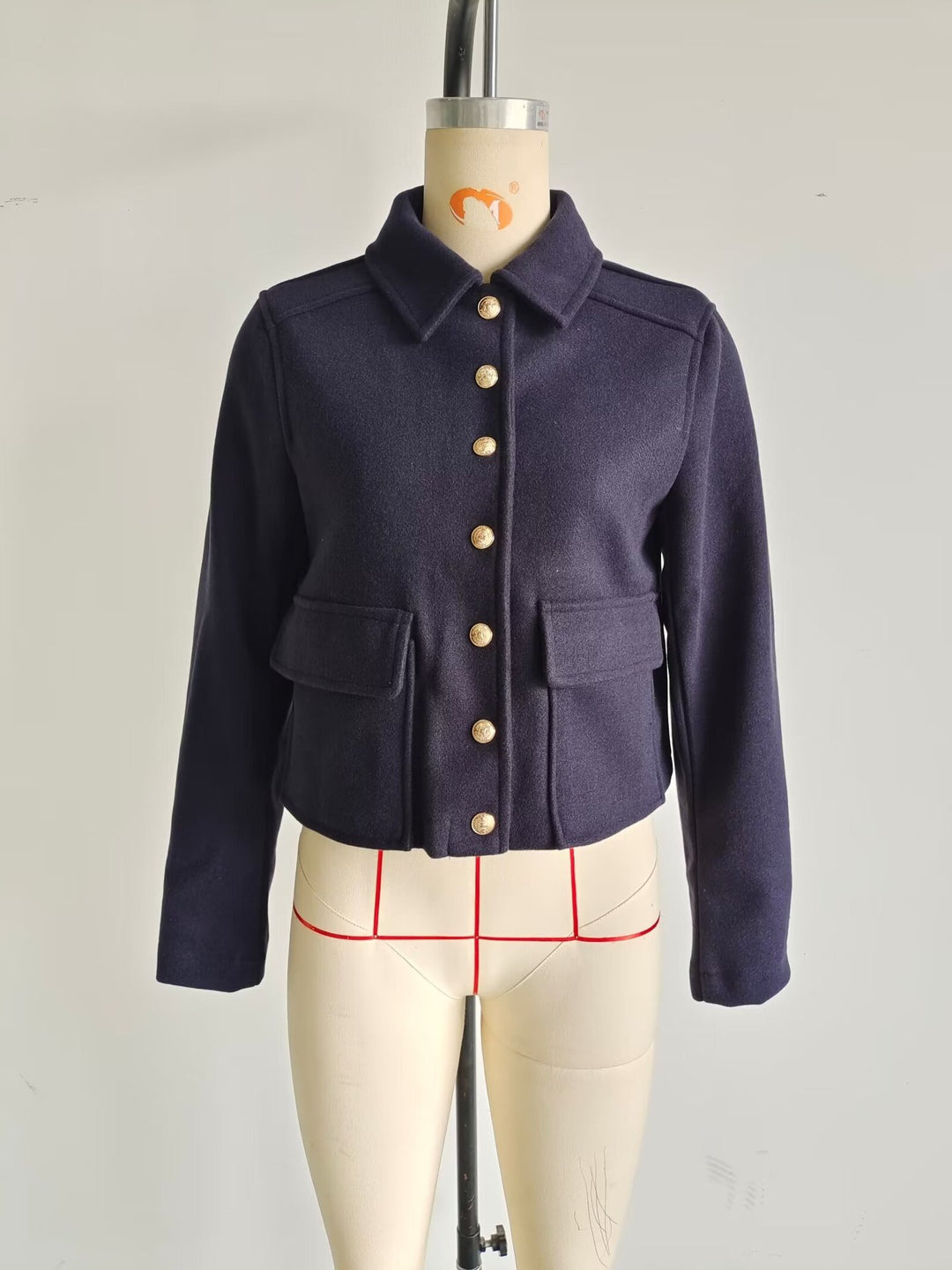 Damen Kurztaillierte Wolljacke mit Zierknöpfen und Pattentaschen Shop Nory