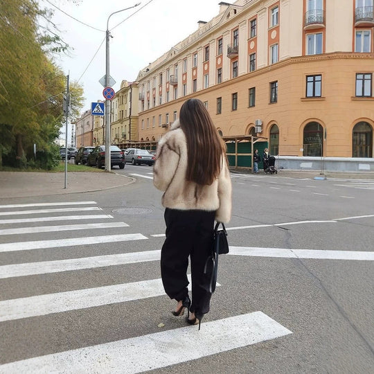 Damen Kurzboxy-Kunstpelzjacke mit voluminösem Schalkragen und Streifenoptik Shop Nory