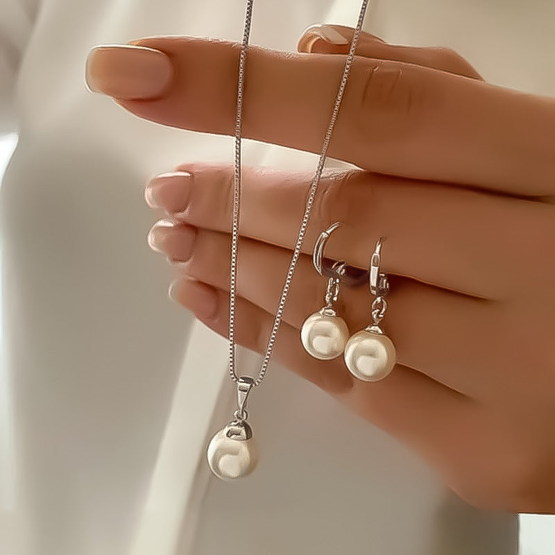 Damen Halskette mit eleganten Perlen und feinen Details Shop Nory