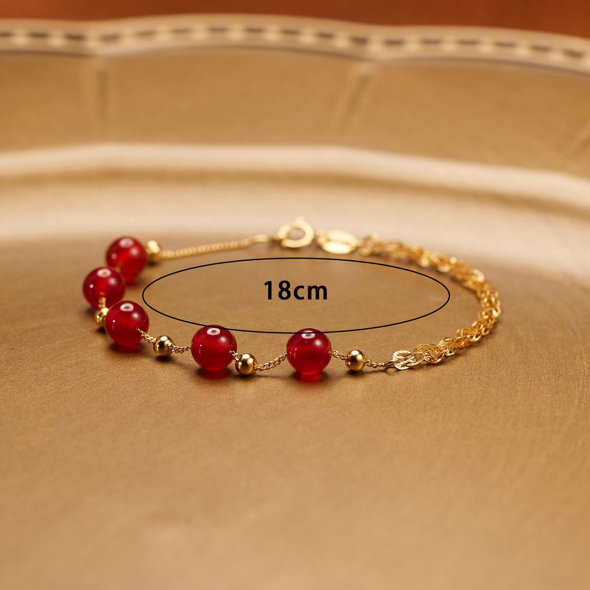 Damen zartes Armband mit hochwertigen roten Halbedelsteinen und goldener Gliederkette Shop Nory