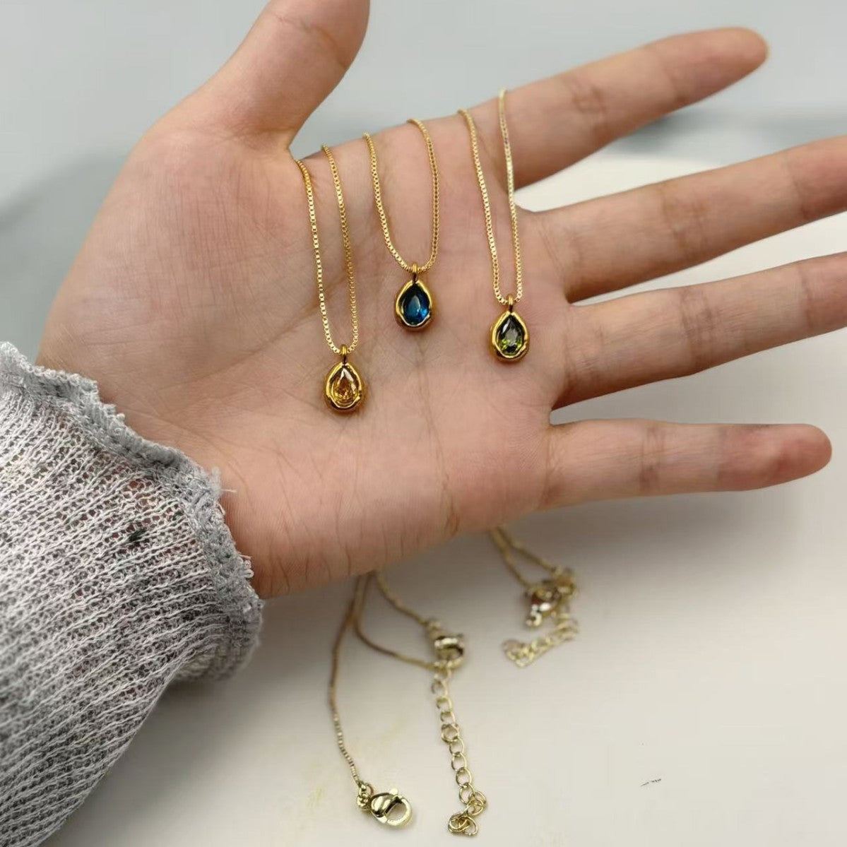 Damen Anhänger mit tropfenförmigem Design und bunten Edelsteinakzenten Shop Nory