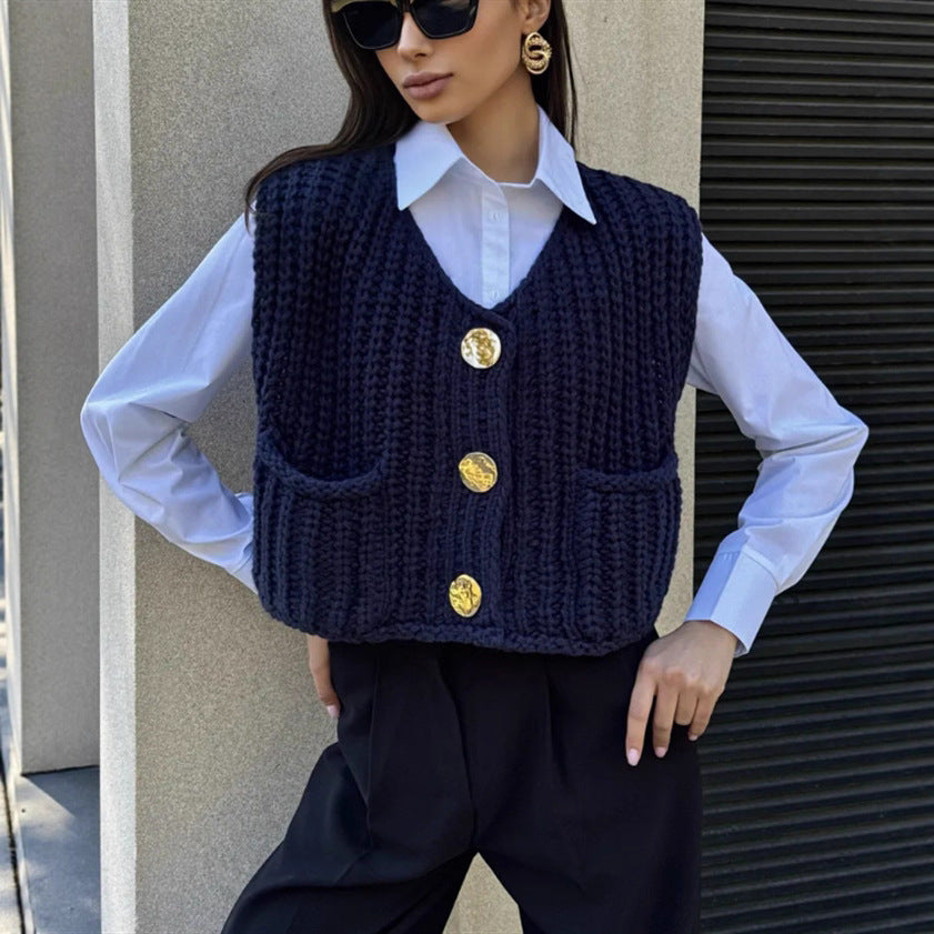 Damen Grobgestrickte Cropped Weste mit V-Ausschnitt und goldenen Zierknöpfen Shop Nory