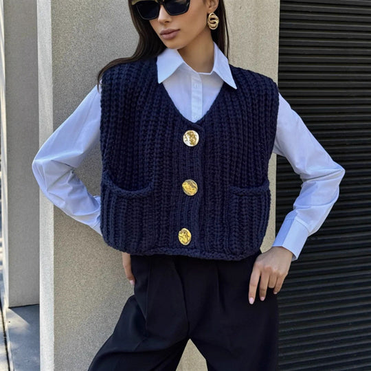 Damen Grobgestrickte Cropped Weste mit V-Ausschnitt und goldenen Zierknöpfen Shop Nory